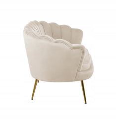 Beżowa Welurowa Sofa Dwuosobowa W Formie Muszelki Furnitex Glamour Złote Nogi Do Salonu